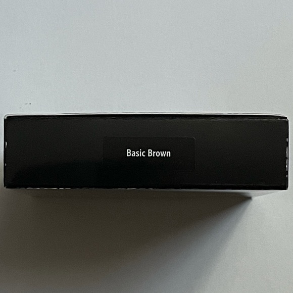 BOBBI BROWN SHEER FINISH PRESSED POWDER - BASIC BROWN (BRAND NEW IN BOX) - Picture 2 of 4